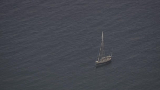 Bateau dans la mer. Sveti Stefan. Monténégro — Video