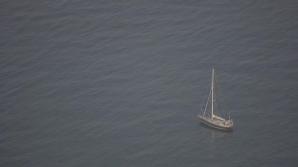 Bateau dans la mer. Sveti Stefan. Monténégro — Video