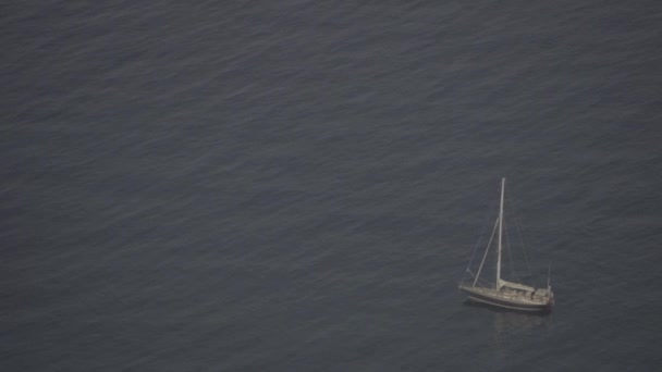 Denizde bir tekne. Sveti Stefan. Karadağ — Stok video