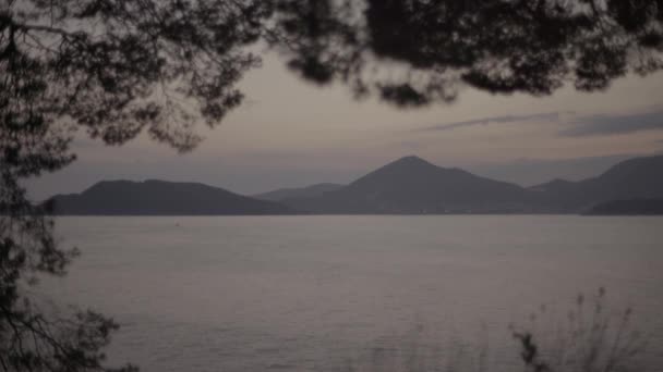 Dağlar ve deniz. Kıyı manzarası. Karadağ — Stok video