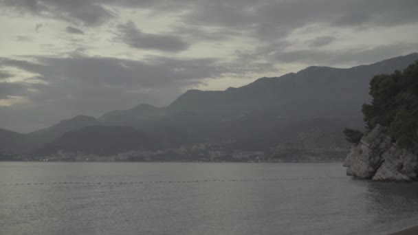 Montañas y el mar. Paisaje costero. Montenegro — Vídeos de Stock