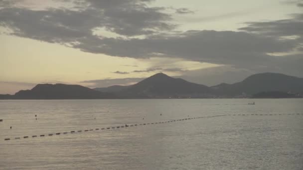 Dağlar ve deniz. Kıyı manzarası. Karadağ — Stok video