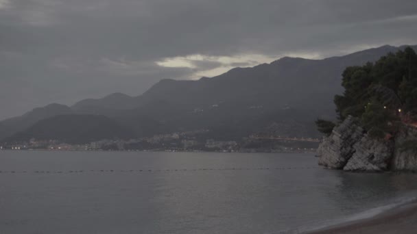 Dağlar ve deniz. Kıyı manzarası. Karadağ — Stok video