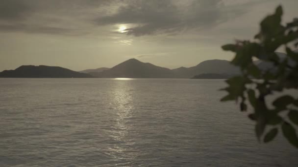 Dağlar ve deniz. Kıyı manzarası. Karadağ — Stok video