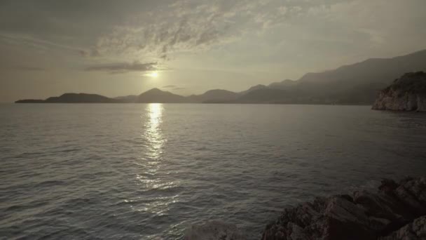Berge und Meer. Küstenlandschaft. Montenegro — Stockvideo