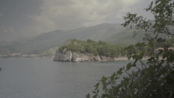 Munţii şi marea. Peisaj de coastă. Muntenegru — Videoclip de stoc