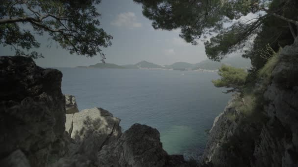 Bergen en de zee. Kustlandschap. Montenegro — Stockvideo