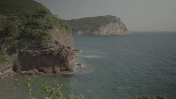 Dağlar ve deniz. Kıyı manzarası. Karadağ — Stok video