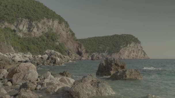 Berg och hav. Kustlandskap. Montenegro — Stockvideo