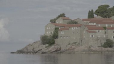 Sveti Stefan deniz kenarında bir turistik kasabadır. Karadağ