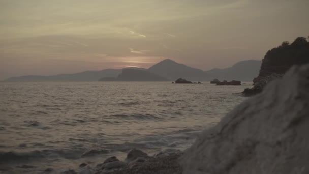 Montañas y el mar. Paisaje costero. Montenegro — Vídeo de stock