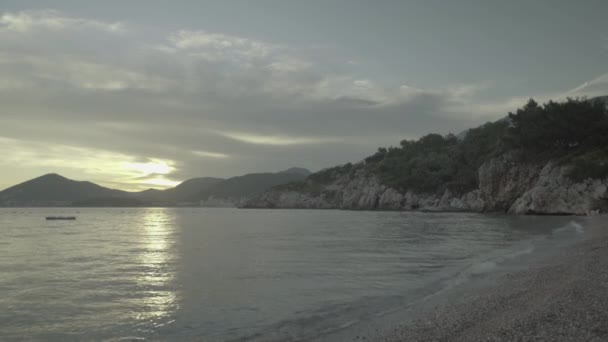 Κοντινό πλάνο μιας πέτρινης παραλίας. Μαυροβούνιο, Σβέτι Στεφάν. — Αρχείο Βίντεο