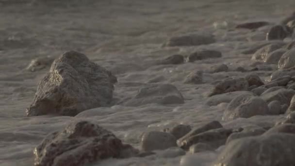 Close-up de uma praia pedregosa. Montenegro, Sveti Stefan . — Vídeo de Stock