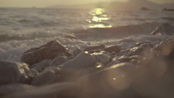 Κοντινό πλάνο μιας πέτρινης παραλίας. Μαυροβούνιο, Σβέτι Στεφάν. — Αρχείο Βίντεο