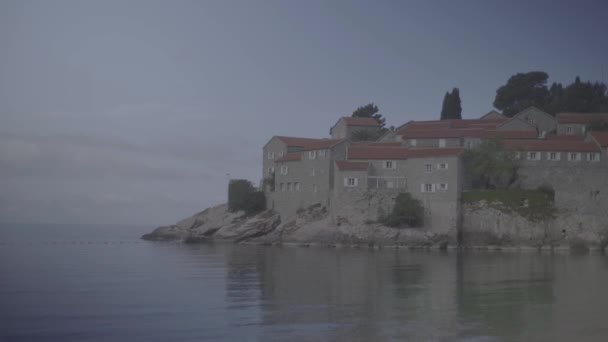 Sveti Stefan turistaváros a tenger mellett. Montenegró. Időeltolódás — Stock videók