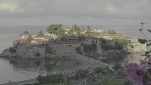 Το Σβέτι Στεφάν είναι μια τουριστική πόλη δίπλα στη θάλασσα. Μαυροβούνιο. Λήξη χρόνου — Αρχείο Βίντεο