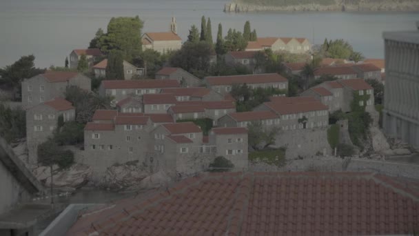Sveti Stefan jest miastem turystycznym nad morzem. - Czarnogóra. Czas upływa. — Wideo stockowe