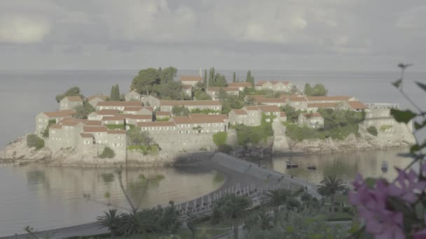 Sveti Stefan é uma cidade turística à beira-mar. Montenegro — Vídeo de Stock