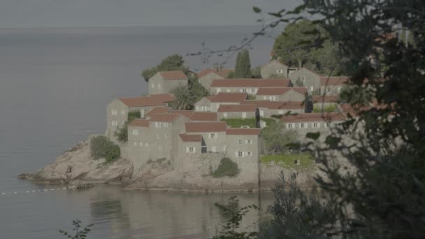 Sveti Stefan turistaváros a tenger mellett. Montenegró — Stock videók