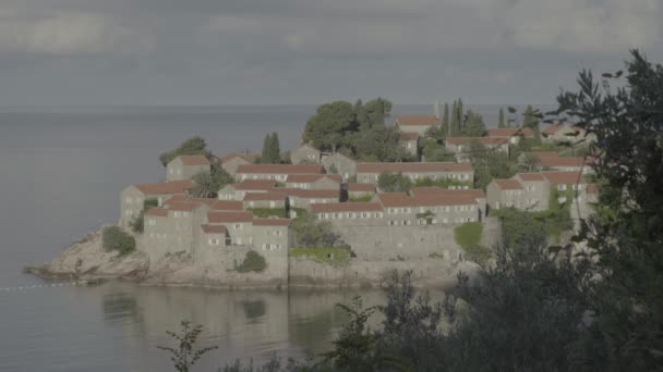Светі Стефан - туристичне місто на березі моря. Чорногорія — стокове відео