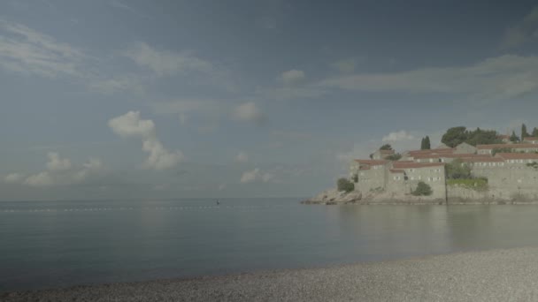 Светі Стефан - туристичне місто на березі моря. Чорногорія — стокове відео
