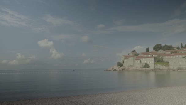 Sveti stefan ist eine Touristenstadt am Meer. Montenegro — Stockvideo