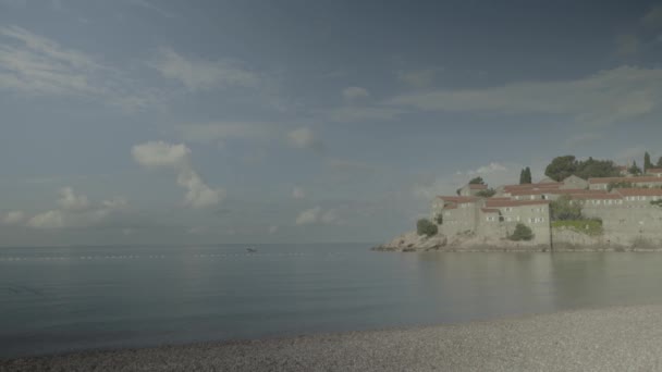 Sveti Stefan turistaváros a tenger mellett. Montenegró — Stock videók