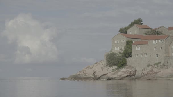 Sveti Stefan är en turiststad vid havet. Montenegro — Stockvideo