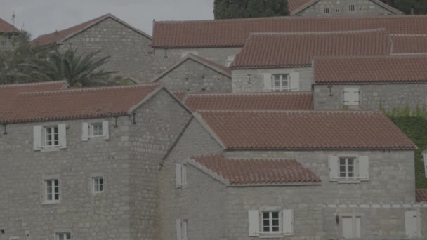 Sveti Stefan är en turiststad vid havet. Montenegro — Stockvideo