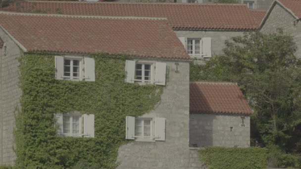 Sveti Stefan est une ville touristique en bord de mer. Monténégro — Video