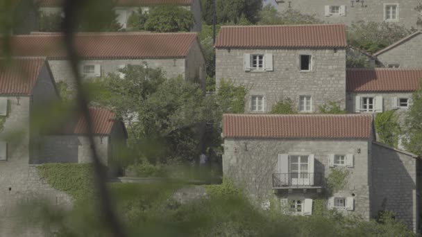 Sveti Stefan es una ciudad turística junto al mar. Montenegro — Vídeos de Stock