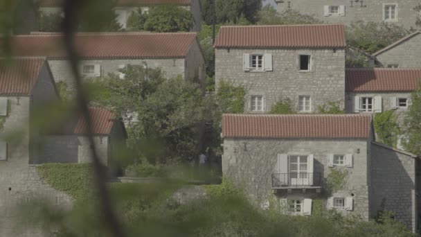 Sveti Stefan turistaváros a tenger mellett. Montenegró — Stock videók