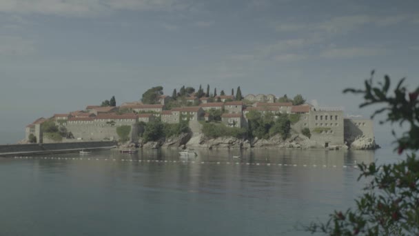 Sveti Stefan is een toeristische stad aan zee. Montenegro — Stockvideo