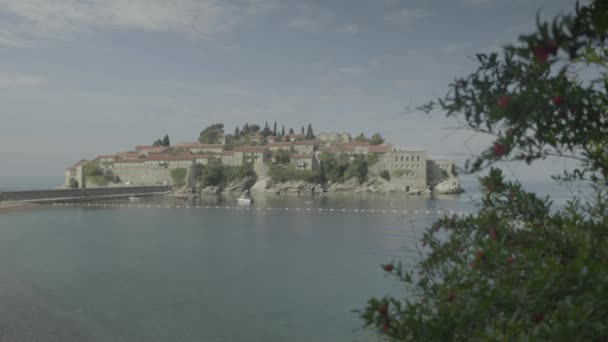 Sveti Stefan est une ville touristique en bord de mer. Monténégro — Video