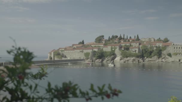 Свети Стефан туристический город у моря. Черногория — стоковое видео