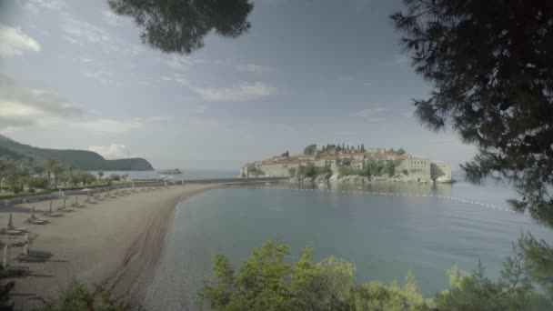 Sveti Stefan deniz kenarında bir turistik kasabadır. Karadağ — Stok video