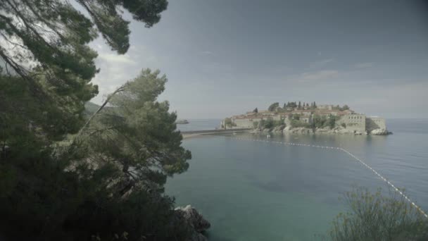 Sveti Stefan je turistické město u moře. Černá — Stock video