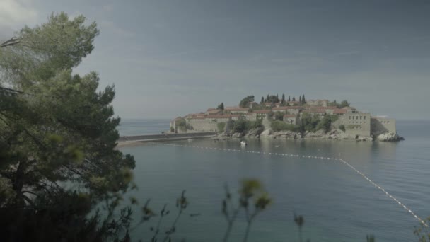 Sveti Stefan deniz kenarında bir turistik kasabadır. Karadağ — Stok video
