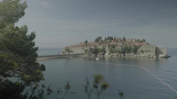 Sveti Stefan je turistické město u moře. Černá — Stock video