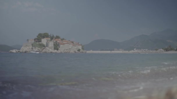 Το Σβέτι Στεφάν είναι μια τουριστική πόλη δίπλα στη θάλασσα. Μαυροβούνιο — Αρχείο Βίντεο