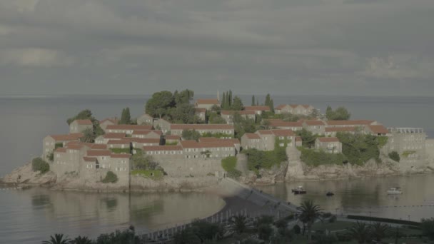 Свети Стефан туристический город у моря. Черногория — стоковое видео