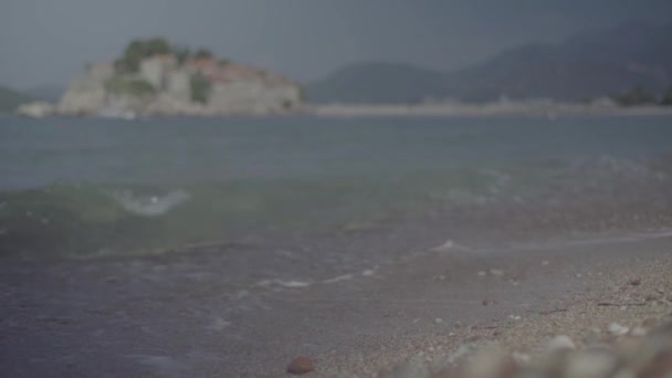 Sveti stefan ist eine Touristenstadt am Meer. Montenegro — Stockvideo