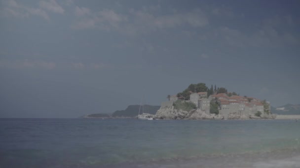 Sveti Stefan je turistické město u moře. Černá — Stock video