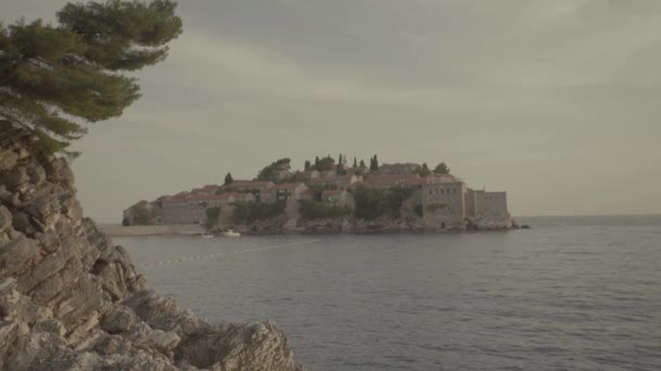 Sveti Stefan je turistické město u moře. Černá — Stock video