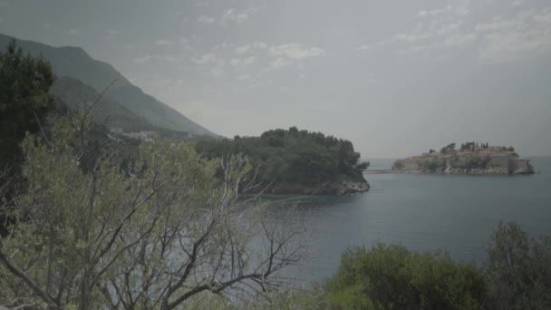 Sveti Stefan es una ciudad turística junto al mar. Montenegro — Vídeos de Stock