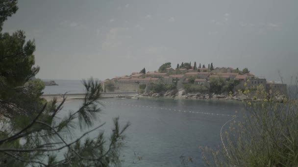 Sveti Stefan turistaváros a tenger mellett. Montenegró — Stock videók