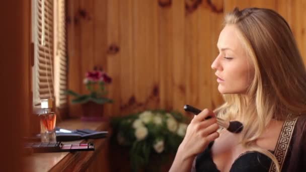 Meisje vrouw maakt make-up in de ochtend — Stockvideo