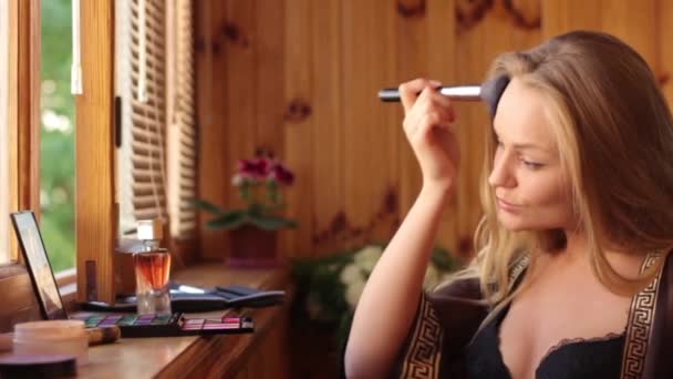 Meisje vrouw maakt make-up in de ochtend — Stockvideo