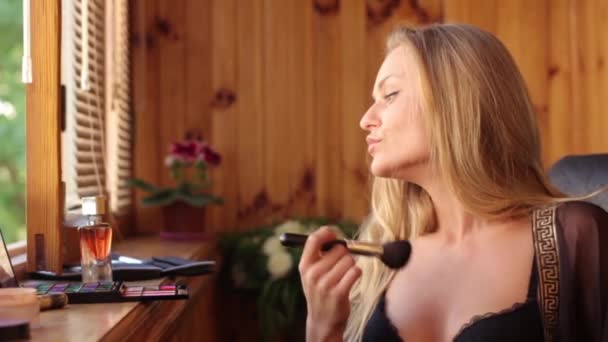 Dziewczyna kobieta robi makijaż rano — Wideo stockowe