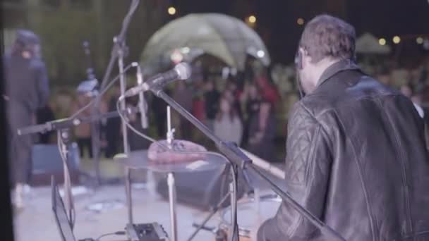 Mężczyzna perkusista na scenie na koncercie grający na perkusji. Kijów. Ukraina — Wideo stockowe
